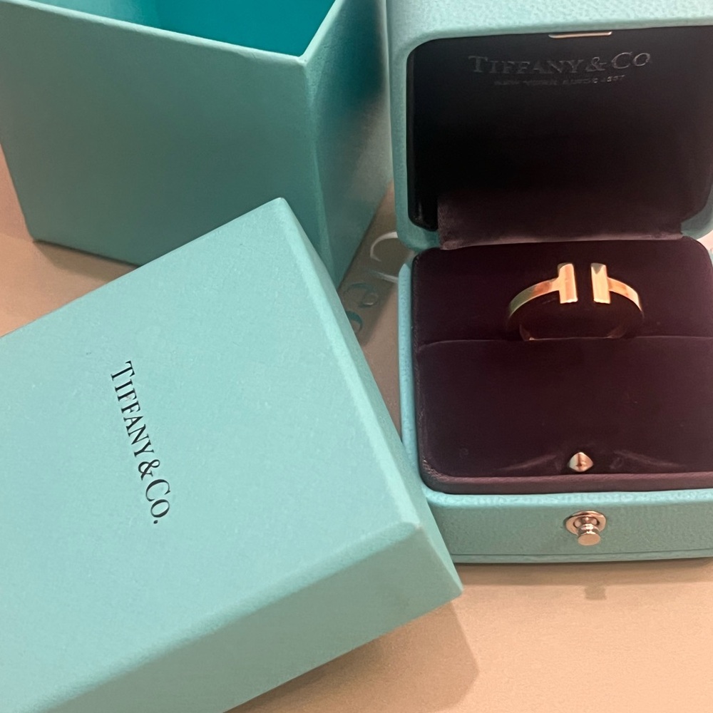 Tiffany T
Square Ring
in Yellow Gold size 7